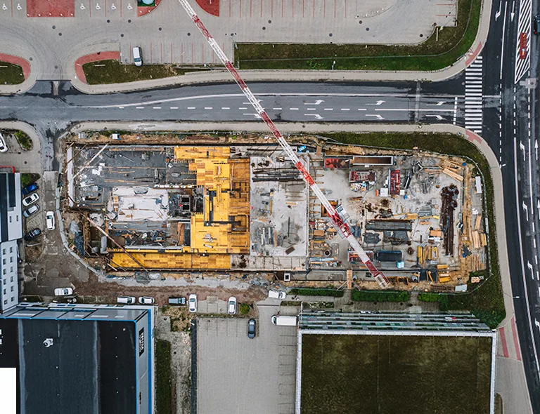 Jak zabezpieczyć plac budowy? Wymogi dotyczące wysokości ogrodzeń