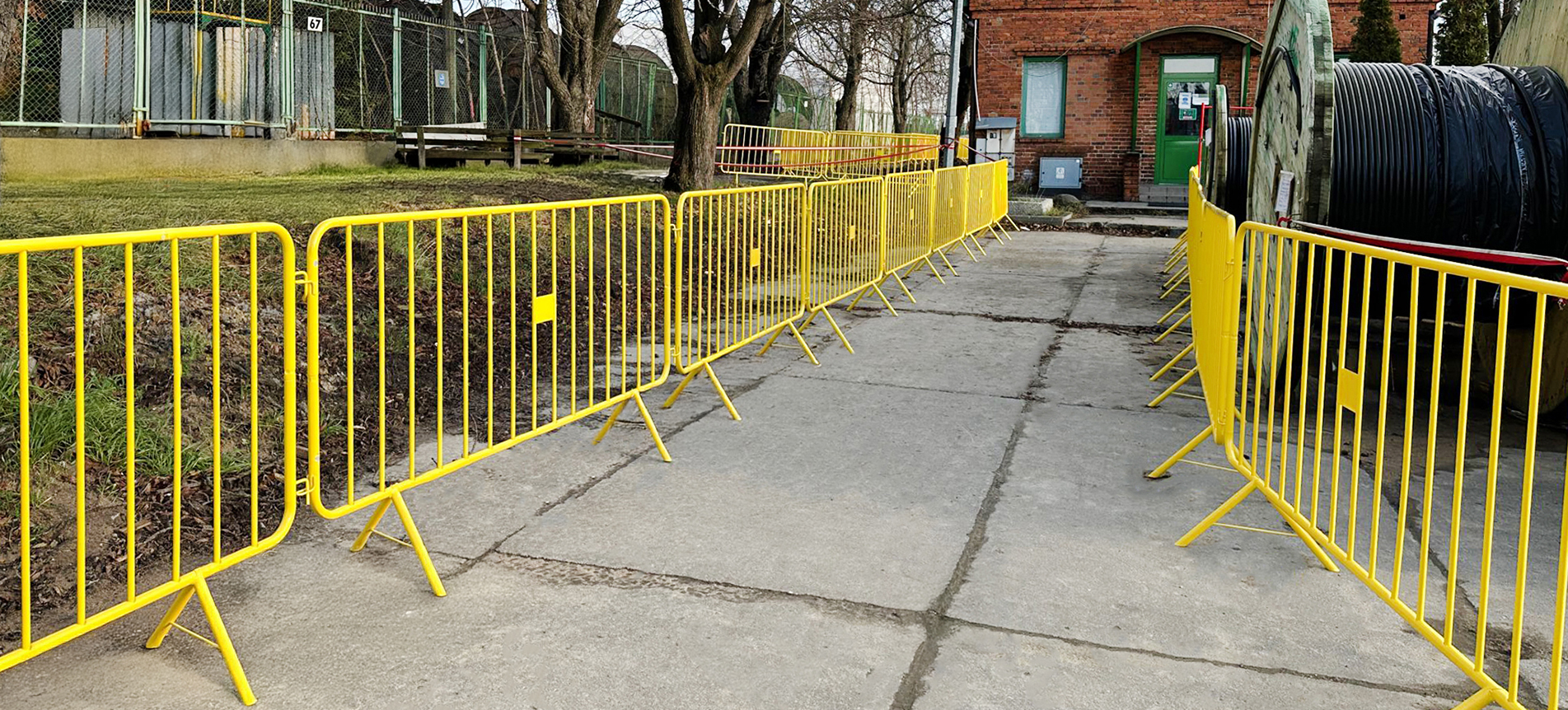 Barierki ochronne City i furtki ażurowe dla zakładu przemysłowego. Bezpieczna organizacja szlaków komunikacyjnych.