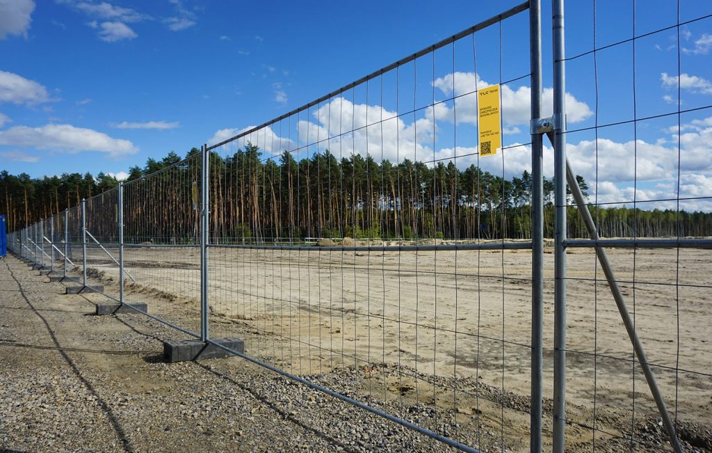 Obrazek posiada pusty atrybut alt; plik o nazwie tlcrental-ogrodzenia-tymczasowe-mobilt-system-zabezpieczen-budowlanych-eps-platforma-rozladunkowa-tup-blog-web-1-1024x651.jpg