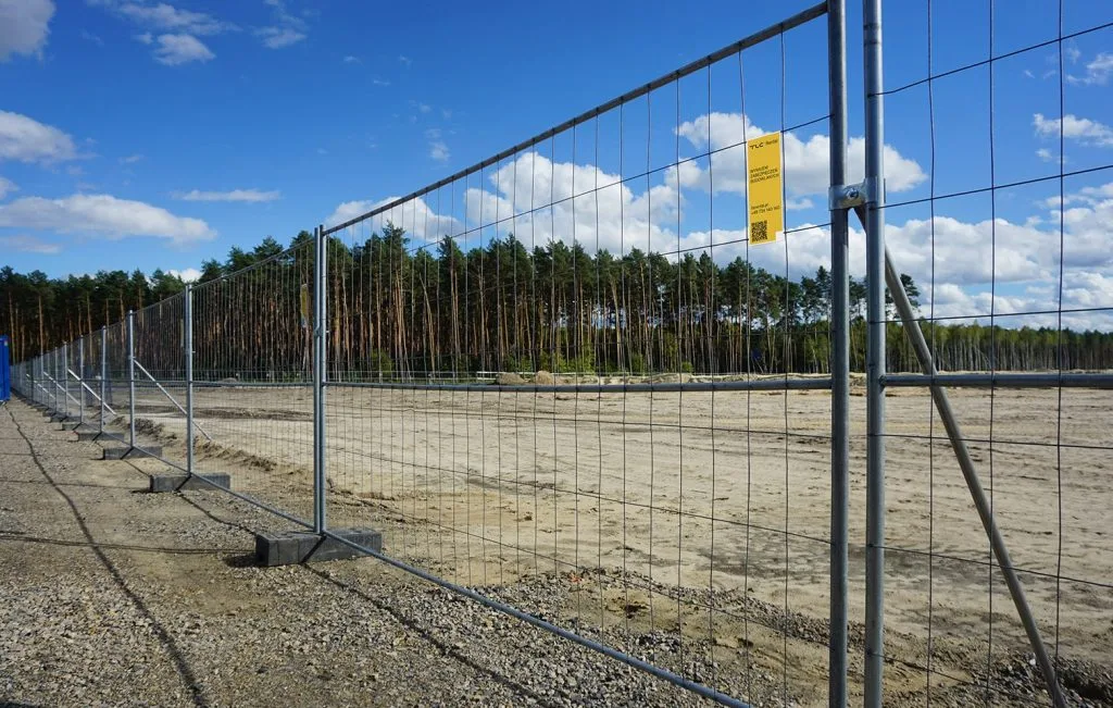 Obrazek posiada pusty atrybut alt; plik o nazwie tlcrental-ogrodzenia-tymczasowe-mobilt-system-zabezpieczen-budowlanych-eps-platforma-rozladunkowa-tup-blog-web-1-1024x651.jpg