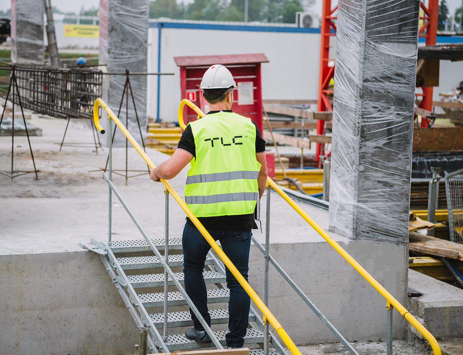 Schody modułowe TAS i klatki SST – bezpieczna komunikacja na placu budowy 