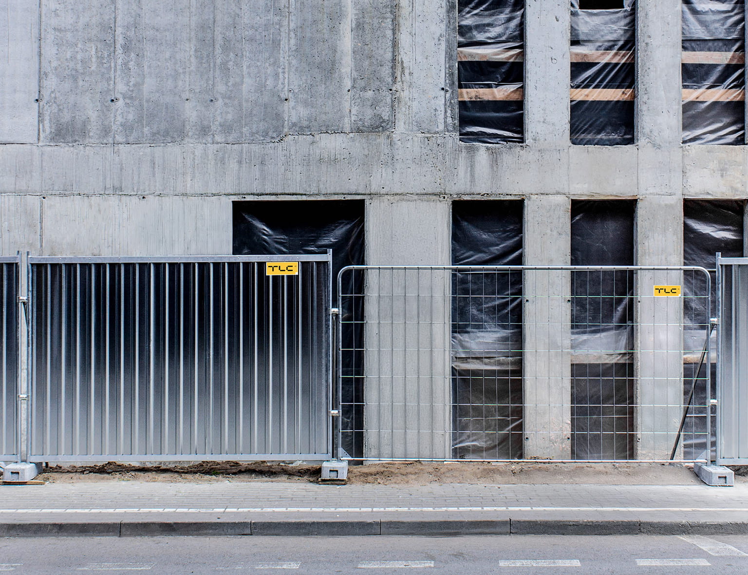 Ogrodzenia budowlane. Kompleksowy przewodnik po&nbsp;zabezpieczeniach placu budowy